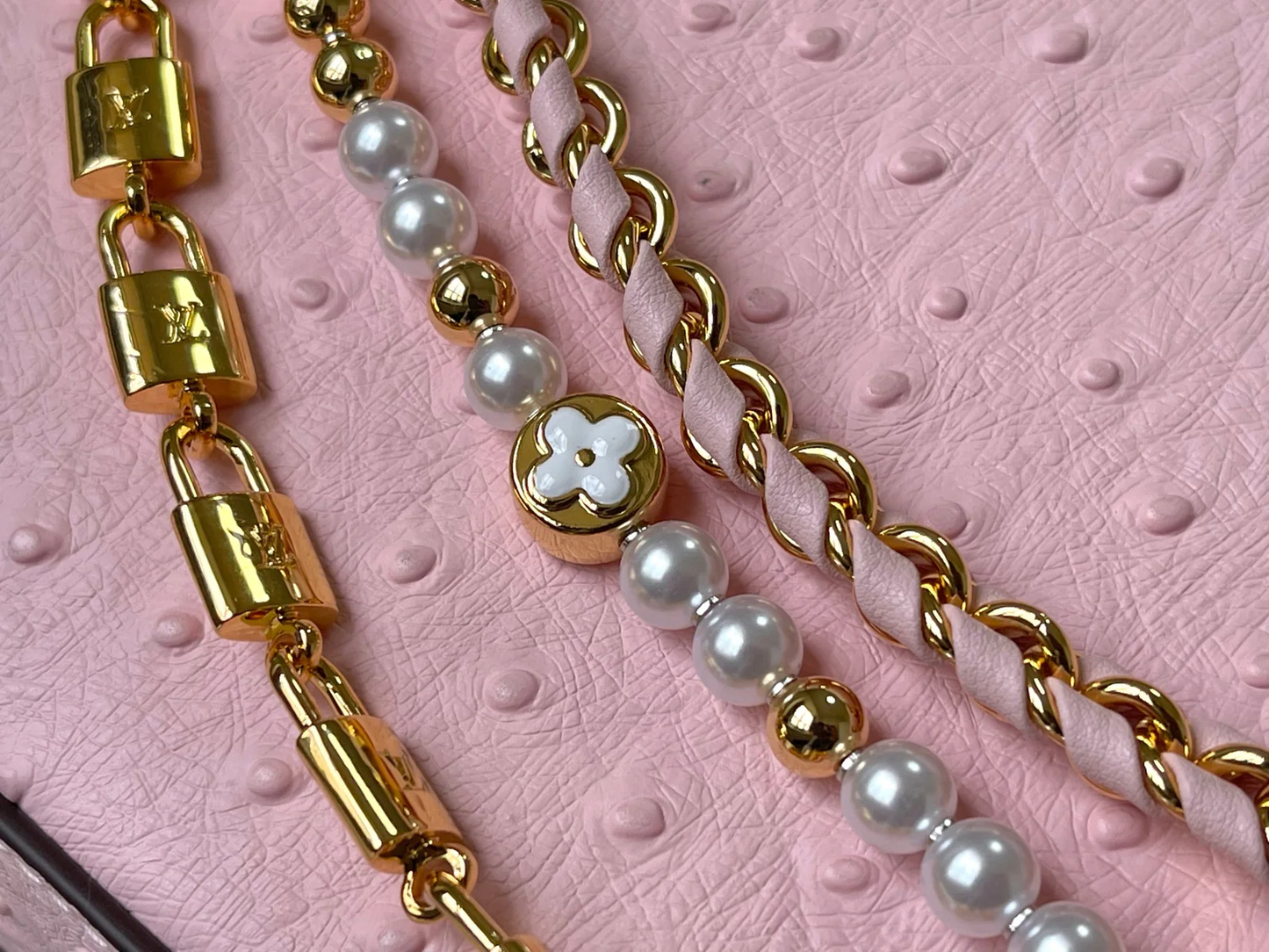 CAPUCCINES TRILOGY CHAIN 3-IN-1 PINK OSTHRICH PEARL